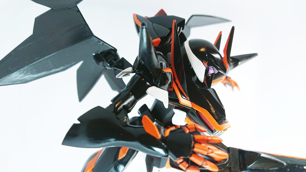 武器もコレしか付いていないので若干寂しい感じですがそもそも手の形状が普通じゃないので納得です。