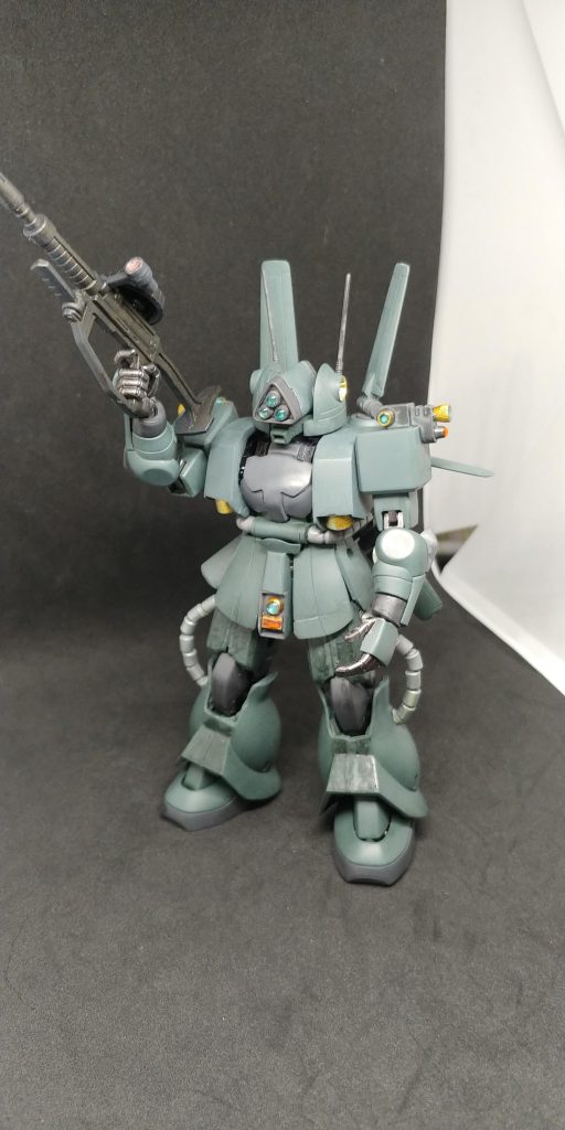 マシンガン持たせて足の塗装の汚いのは、塗装後に接着剤でくっ付ける際ゴタゴタがあって修正中に汚く💧後、口部の排気部？は着けました。後は、スカート部は元のザクのものより少々延長してみました。これも初めて🔰後、足のパイプも長さによりHGザクのものより１個ずつばらし繋げ直しです。まぁ、そんな感じ