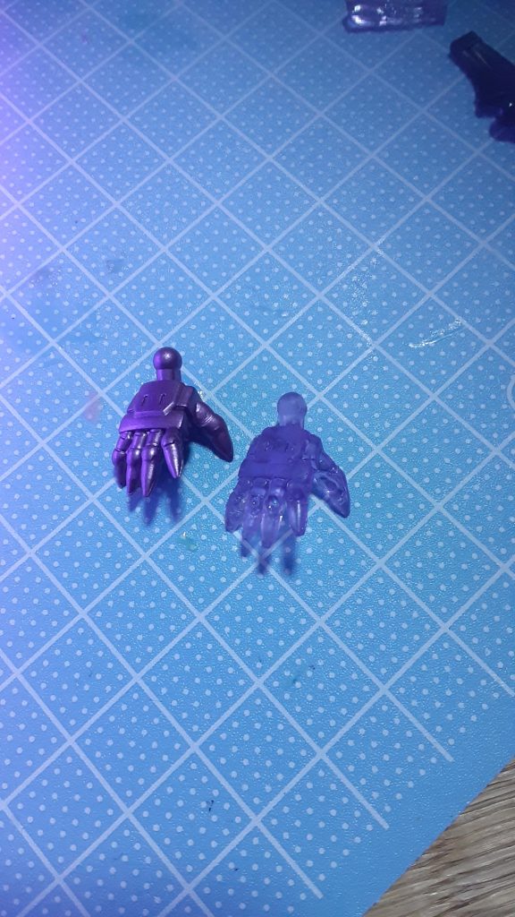 お湯で柔らかくするか型どりで型を取り、レジンを流し込んで複製！