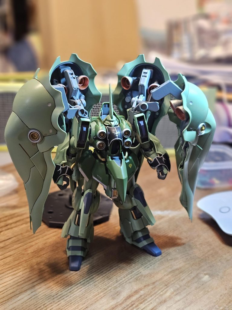 バインダーが重くて上手く自立させらず、手持ちのスタンドは対応しなかったので、寄りかからせてます。