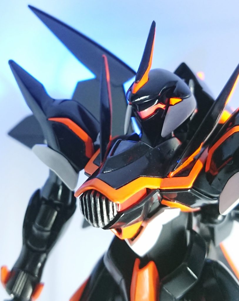 頭部はアンテナの取り付け高さ変更とカメラ部分の拡大をしています。