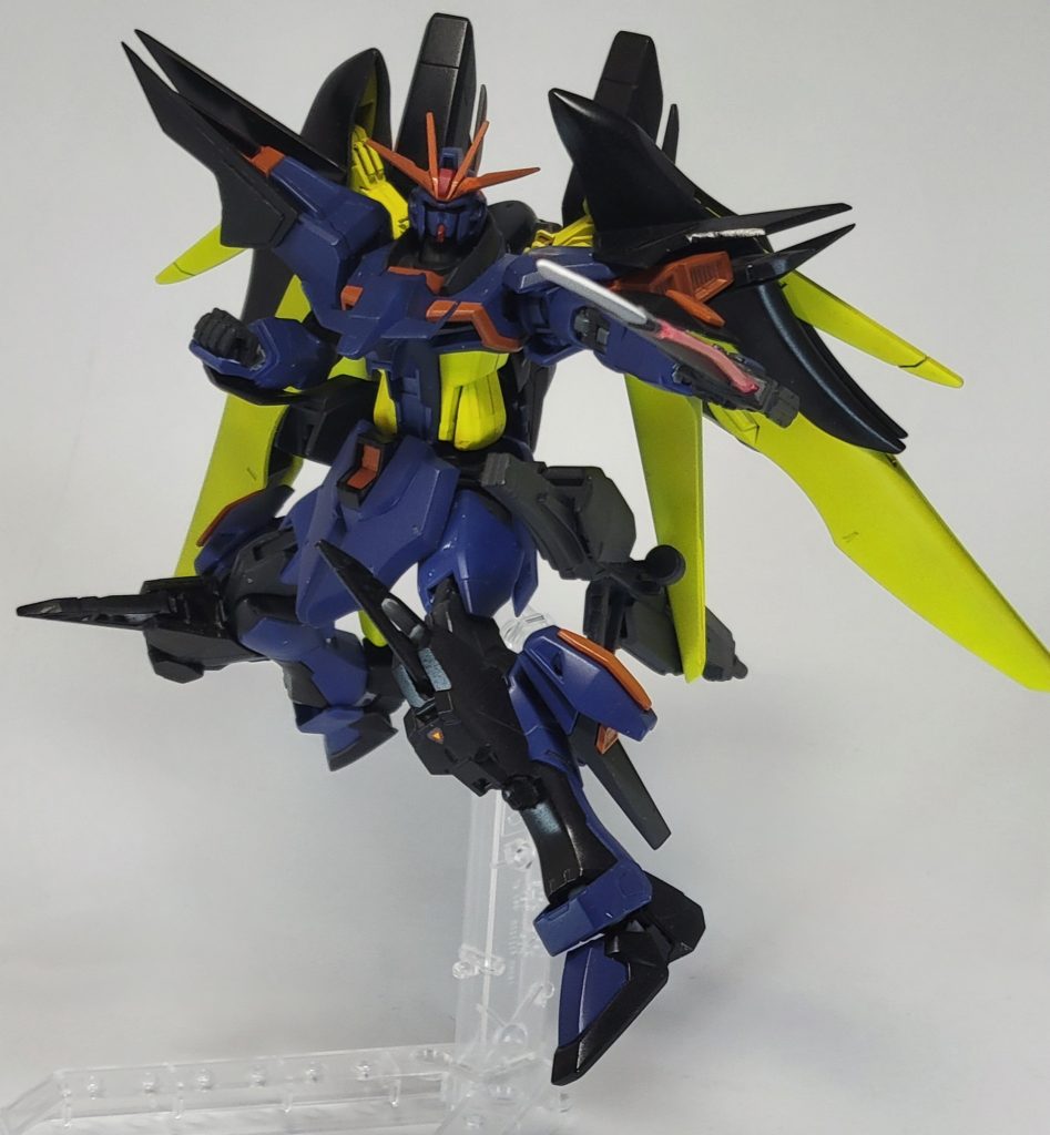 アロンダイトの持ち手にしグーディープアームズのブレードを取り付け、かつアロンダイトのエッジっぽいやつを切り貼り。両方ともデスティニーの武装のブラッシュアップっぽいイメージで作ったんですが、残ったパーツはどうしたかというと……