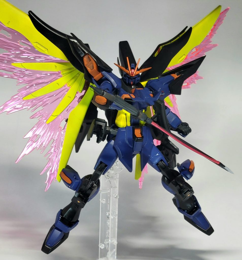 最後は抜刀ポーズっぽい逆手持ちで。最初は「対MS戦闘に特化したデスティニー」のつもりだったんですが、大型武装を持たせる欲求からは逃げられませんでした。格好いいもんね腹部の延長工作では相変わらず傷埋めがうまくいかなかったり、肩のアーマーは形がバラバラになってしまうわ肩への接続が両肩で角度が微妙に違ってしまうわ、反省点は数えきれませんが、唯一カラーリングのチョイスはうまく行ったんじゃないかと自画自賛してみたり。まぁイエローの塗装がうまくいかなくてよくみると下地が透けてしまうんですけどねそれではまた。次は水星か可変機で何か作りたいなー