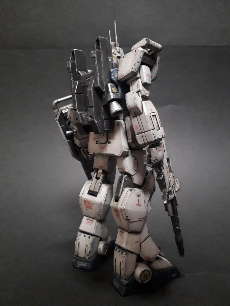 パネルラインはちょっとだけ追加。頭部の小さい方のアンテナをハリガネ（ダイソー0.55mm）に置き換えてます。右前腕のダボは埋めました。実は左右間違えて左を埋めてしまっていたことに塗装直前に気づき、左右入れ替えてなんとかならんかと試行錯誤の末、潔く左の穴を開け直し、右を埋めました、、、。