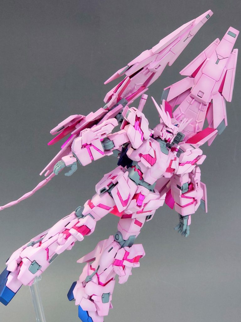 本体ピンクはグラデーション塗装、サイコフレーム部はキャンディ塗装、靴やバックパックはつや消しのパール塗装です。