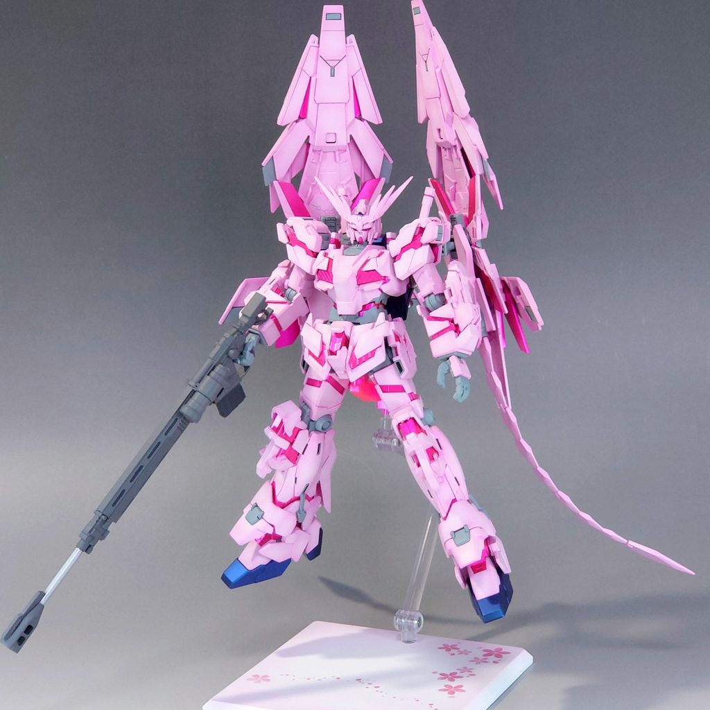 なかなかヤバいカラーリングのユニコーンガンダムが完成しました。フェネクス(鳳凰)と桜のダブルミーニングでユニコーンガンダム凰華って名前とシンプルにモモコーンガンダムって名前を考えたけど多分採用しない🌸