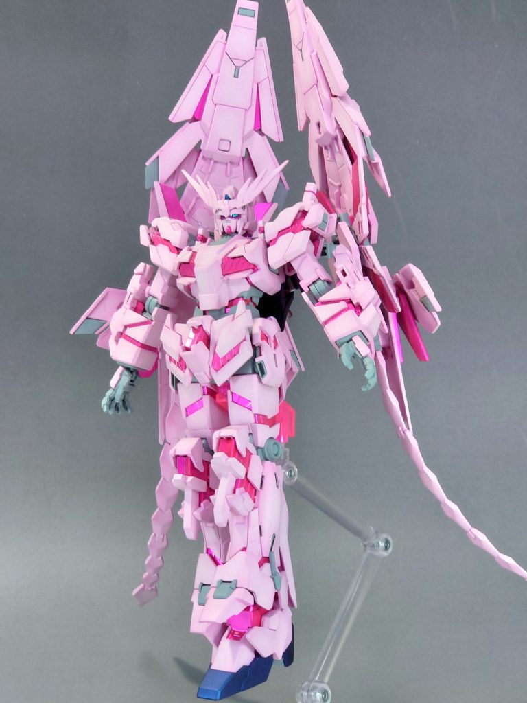 首を少し延長、抜きの関係で厚くなってる頬当て外側の形状を設定通りにした以外はストレートに製作してます。