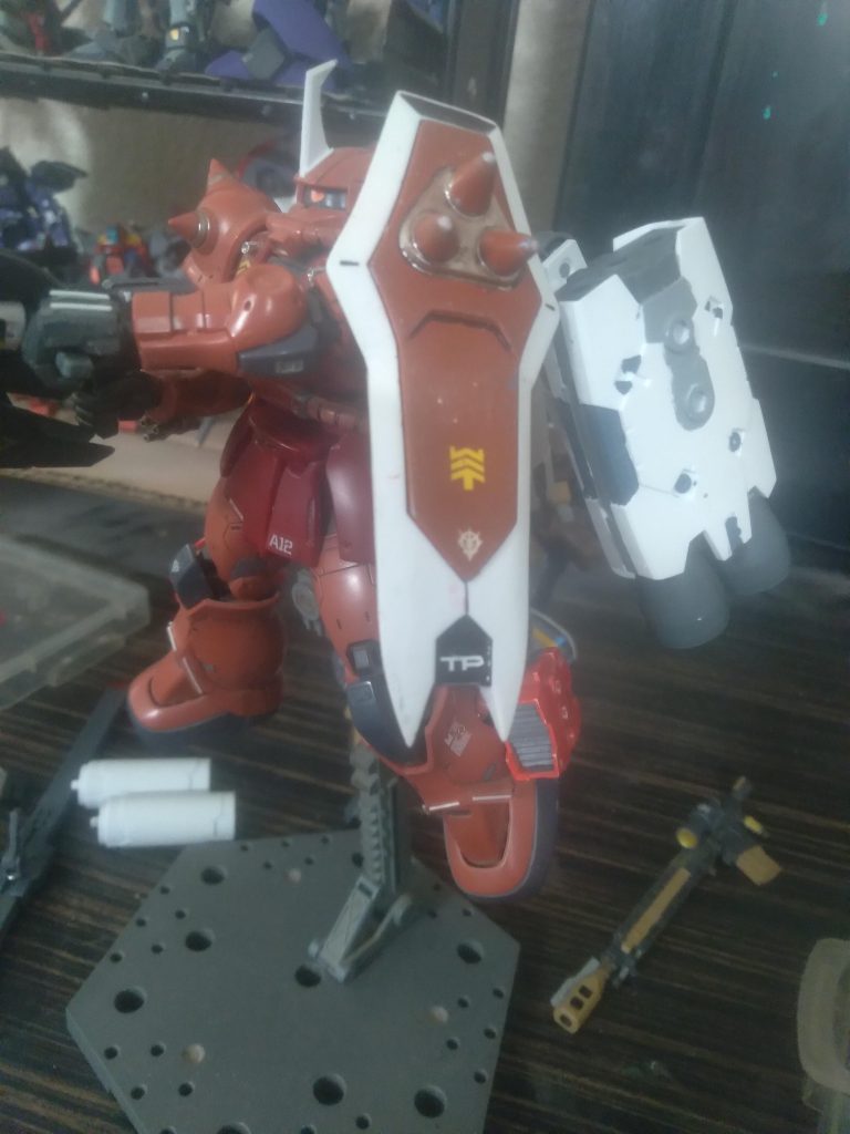 It has a shield mounted on the left shoulder for defense. Inside the shield is a handle for a beam saber. The standard Zaku Warrior uses a shell firing machine gun. It is also equipped to fire beam weaponry as well, it just depends on pilot preference and situation. For the Space Wizard Pack, it is equipped with the powerful Advanced Beam Launcher. A next-generation rifle that boasts incredible output. It features a variable control system so the beam intensity can be altered