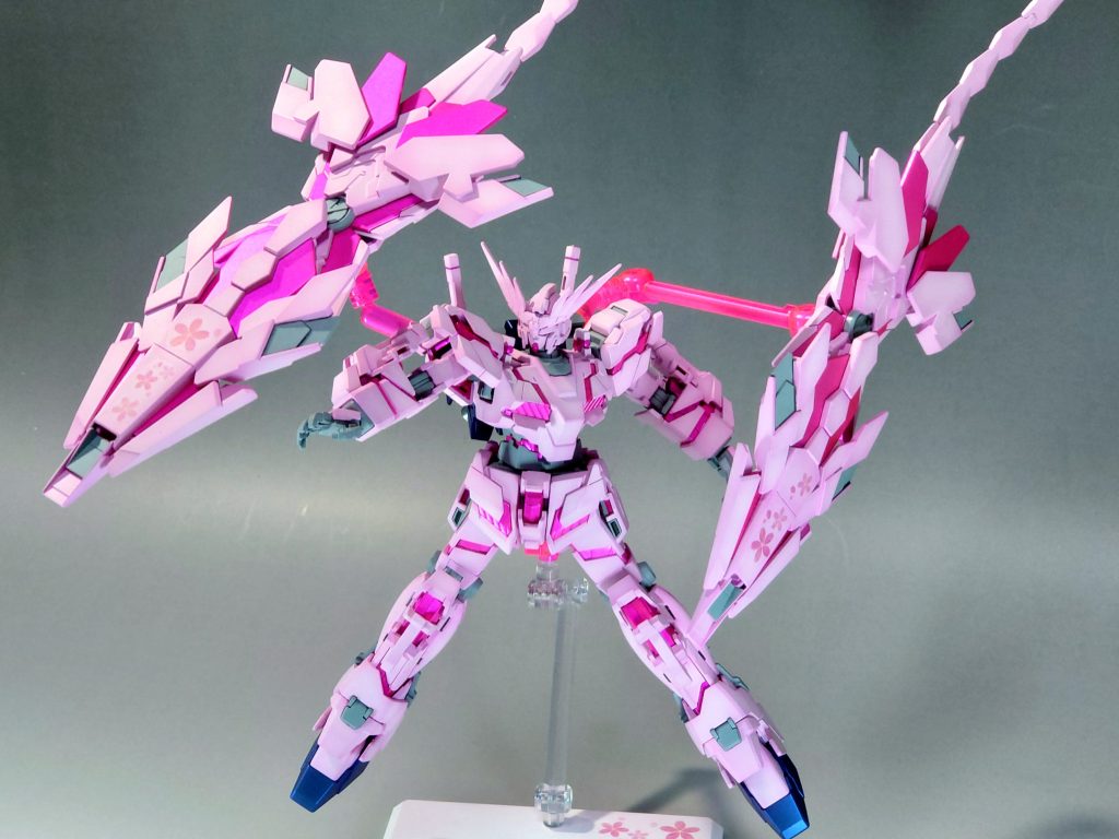 アームドアーマーDE用の支柱をアクションベースのパーツで無理矢理バックパックに接続。