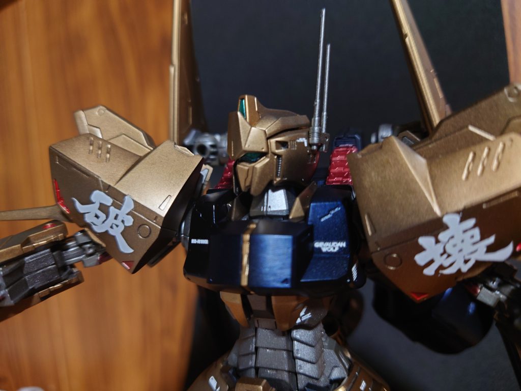 肩アーマーを、逆にも、シールを貼りました。腕の付け根パーツが、すぐに外れるので、関節に被らないよう接着しました。