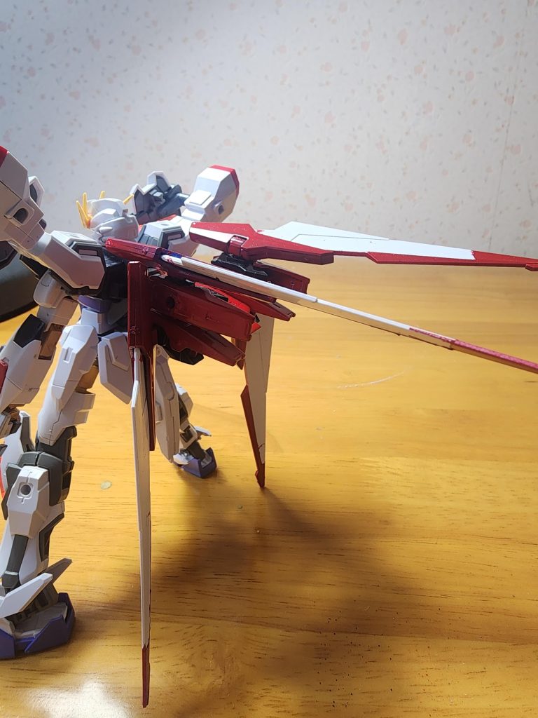 家にあるジャンクを使って制作しました。AGE2の羽を上手く使いたいなと思ったのと、色はやっぱり赤かなと思い全体的に赤で羽は一部メタリックレッドで塗装しました。