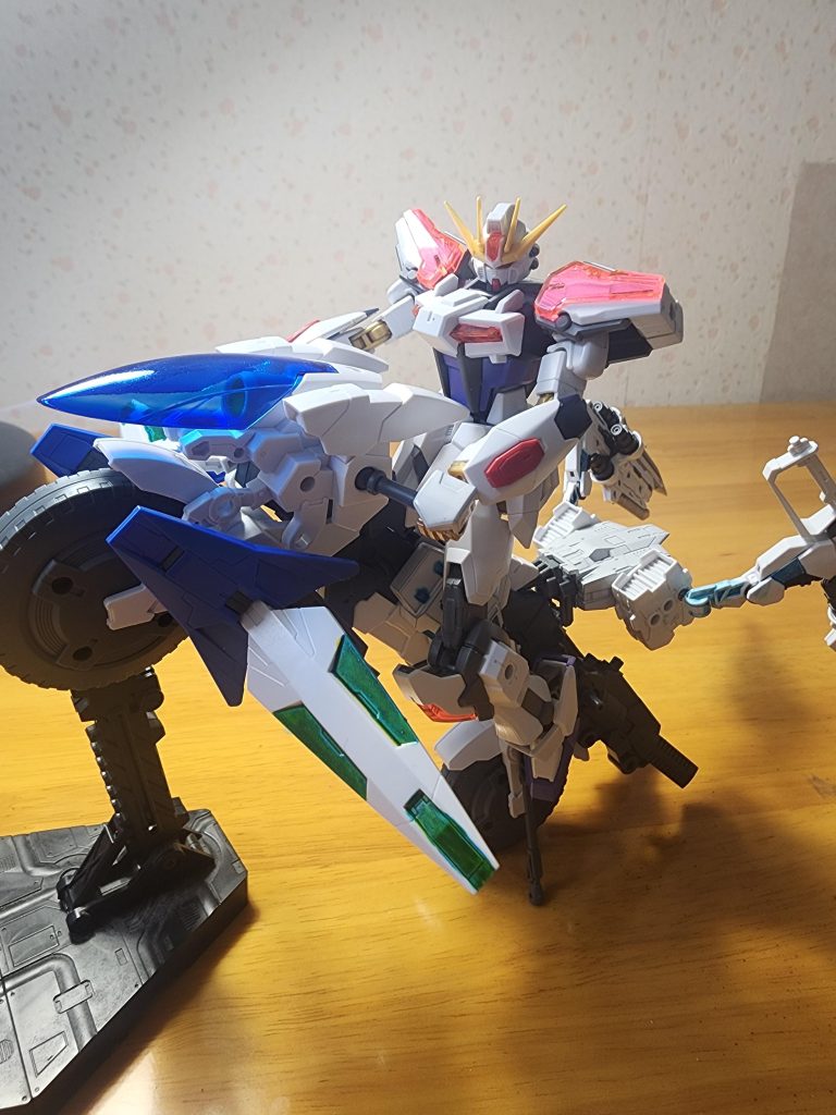 乗る事も可能です😁高速で地上を移動しながらの戦闘が出来るという感じです。そして各部パーツを外して合体❗