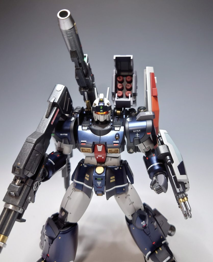 【肩部6連装ミサイルポッド】[設定]  左肩に装備されている兵装。中型ミサイルを6連で装備するミサイルポッド。通常のミサイルの他、様々な弾種を搭載可能。[解説]  コトブキヤさんのミサイル&レドームを前後短くして製作しました。