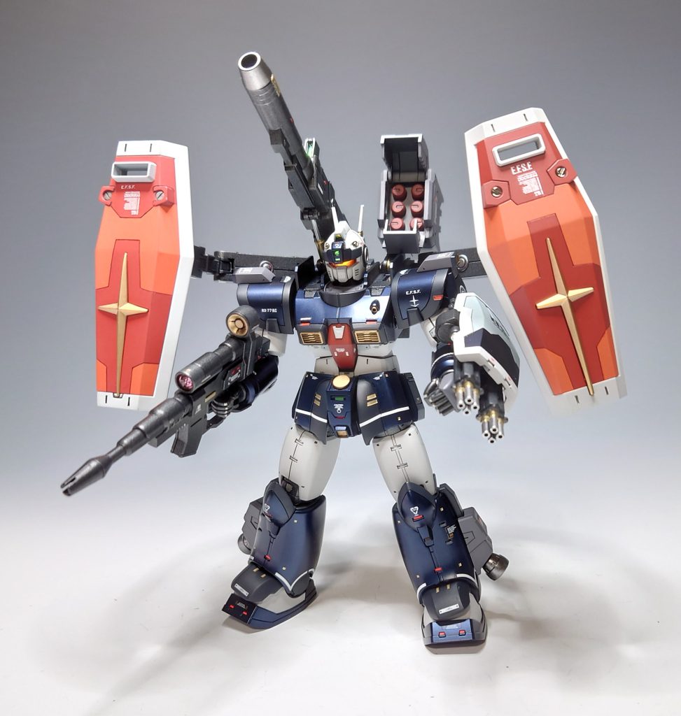 【ダブルシールド】[設定]  防御性能を向上させる為にシールドを2枚装備した状態。[解説]  サンダーボルト風にサブアームにシールドを取り付けてみました。(シールドはジムの物を使用)