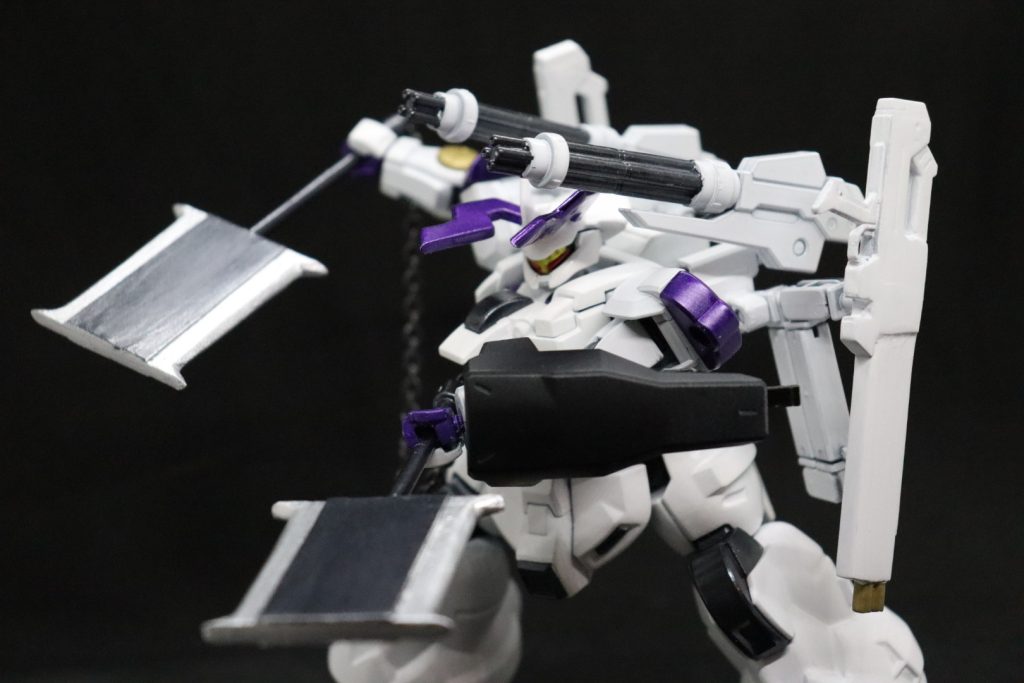 武装・双斧「大兜」・出力可変式二連散弾銃「白狼」・ビーム刃発生装置装備サブアーム「大蛇」・背部大型ガトリング・ビームトーチ＆シールド