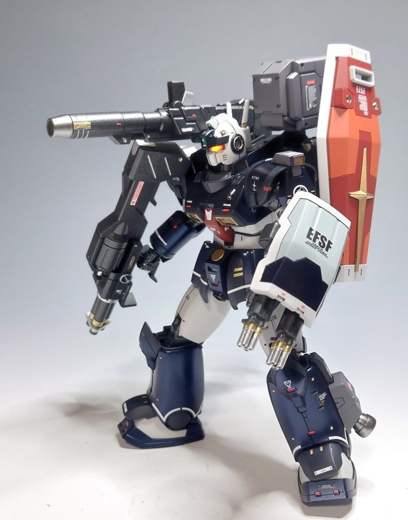 【肩部ビームキャノン】[設定]  右肩の固定兵装。2門のキャノン砲を1門のビームキャノンに変更した兵装。センサーが追加され威力・命中精度が向上している。[解説]  ビルダーパーツのキャノン砲と元キットのキャノン砲を組み合わせて製作しました。