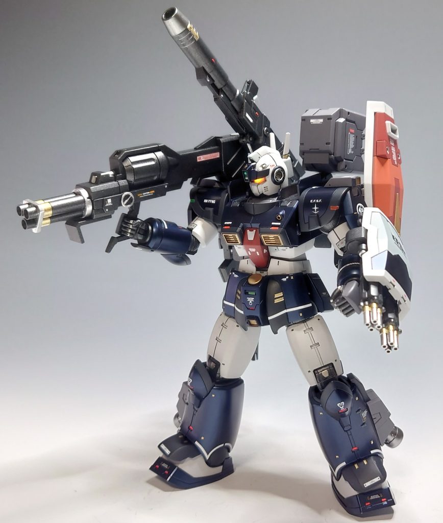 【ガトリング・リボルバズ】[設定]  回転式多砲身と回転式シリンダーの両機構を併せ持つ、タンデムローリング方式を採用した大型火器。速射性に優れ複数種の連結擲弾の同時運用を可能にするマルチウェポンである。[解説]  プレミアムバンダイ赤い三巨星のガンダムリレイジの武器を持ってきました。