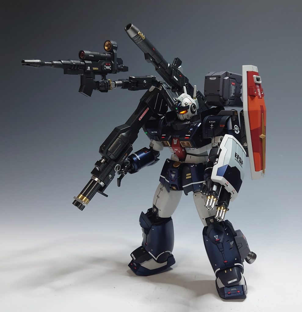 【ビームライフル(後期型)】[設定]  右サブアームに装備されている。ガンダムが装備するタイプより連射性能は劣るものの、射程が長く高い威力をもち、センサーも強化されている。[解説]  これはキットのそのままです。センサー部に30MMカスタマイズマテリアルの3Dレンズシールを貼ってます。