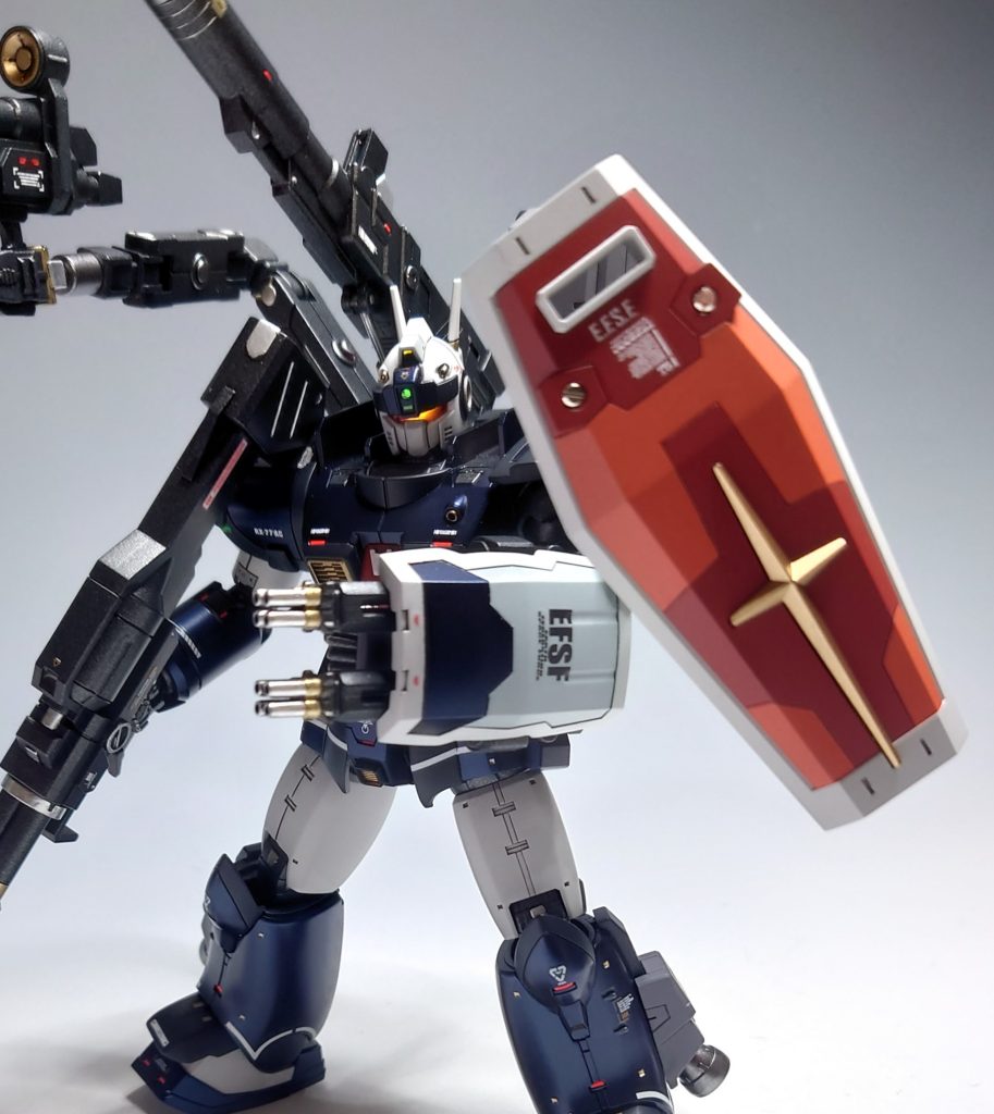 【シールド】[設定]  左サブアームに装備されている。連邦軍標準のガンダリウム合金製のシールド。[解説]  EGガンダムのシールドにスジボリをして製作しました。マルイチモールド部はメタルパーツを使用。