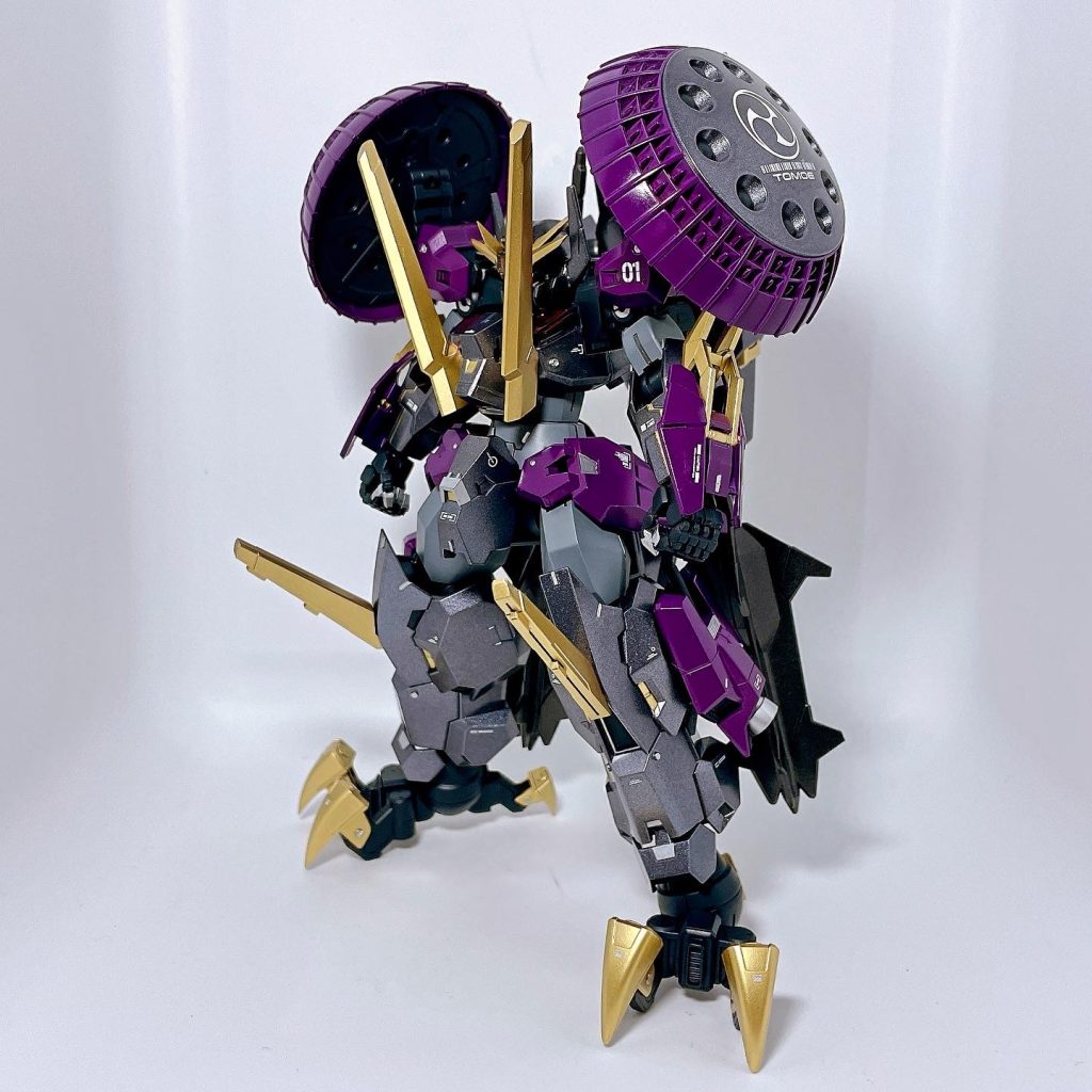 ルブリスウルのビルドカスタム機として、「鬼」をイメージした機体となります。ギャンのシールド、バルバトスのメイス、アメインゴーストの足をメインにミキシングしてみました!刺々しさが欲しかったので、キャリバーンのエスカッシャンを角に見立てて各種配置しております。