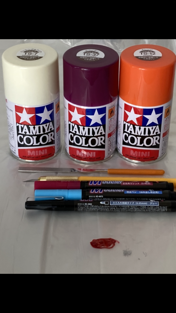 今回はこちらのカラーを使用しました。バイザーとハンドガンのセンサーは100円ショップのメタリックグリーンマーカーを使用しましたが、これのコストパフォーマンスの高さに驚きました。