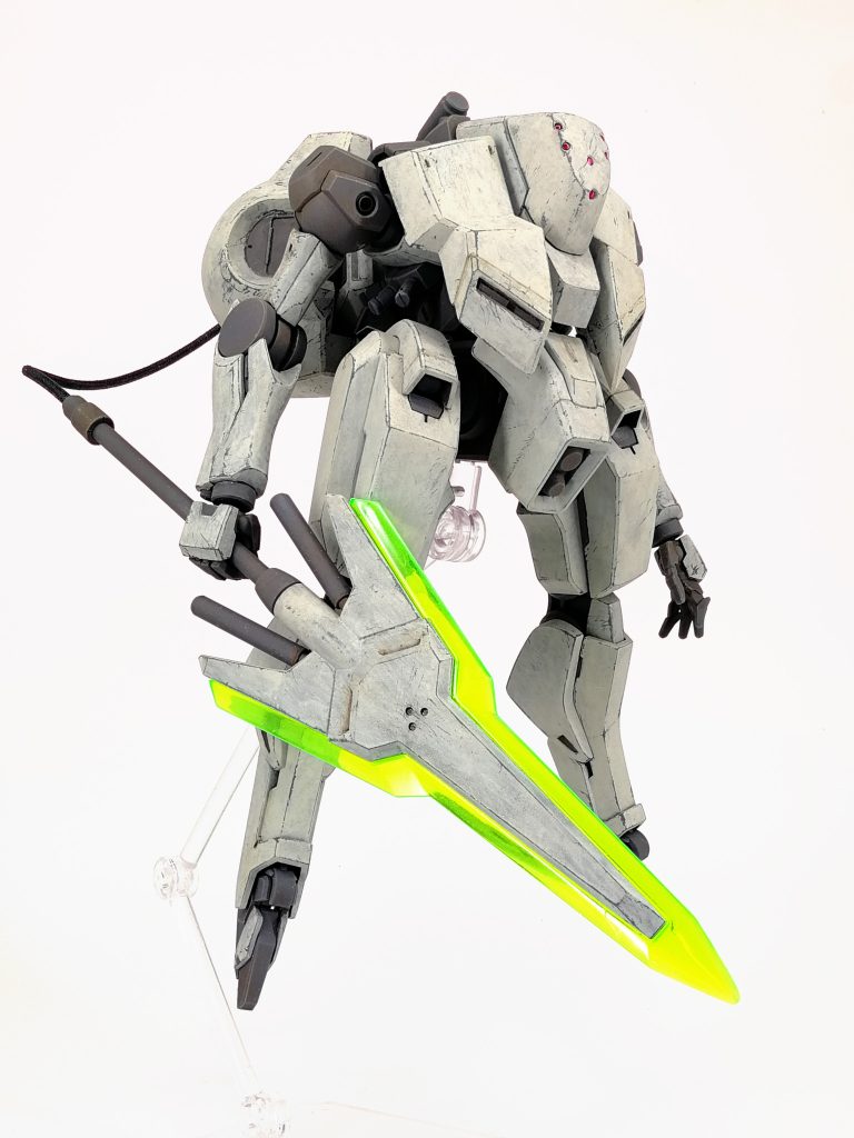 手持ちの槍はダリルバルデの物の付け根に棒状の冷却器をイメージしたパーツを追加。石突側に本体からパイプを接続して大出力の物をイメージしました。