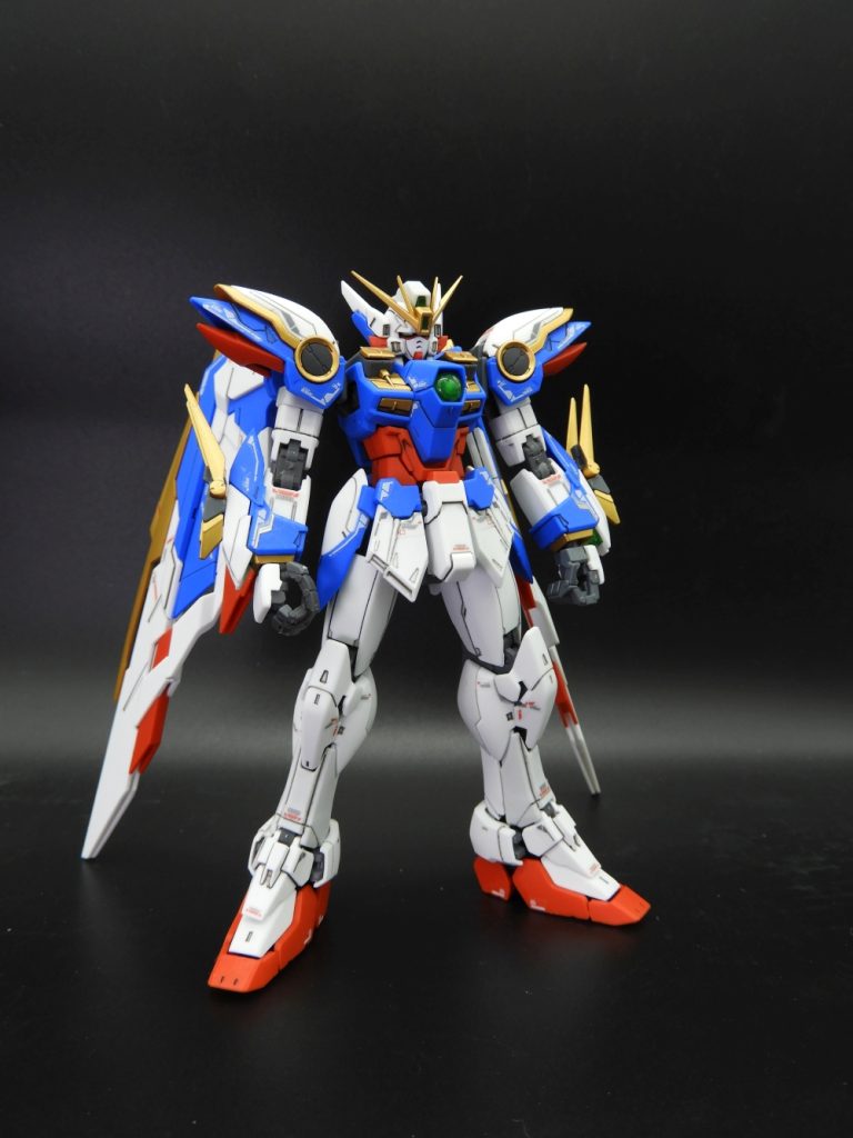 イエローをゴールドに塗装。グリーンは蛍光塗料にしたのみで他は未塗装でつや消しクリアでコーティング。