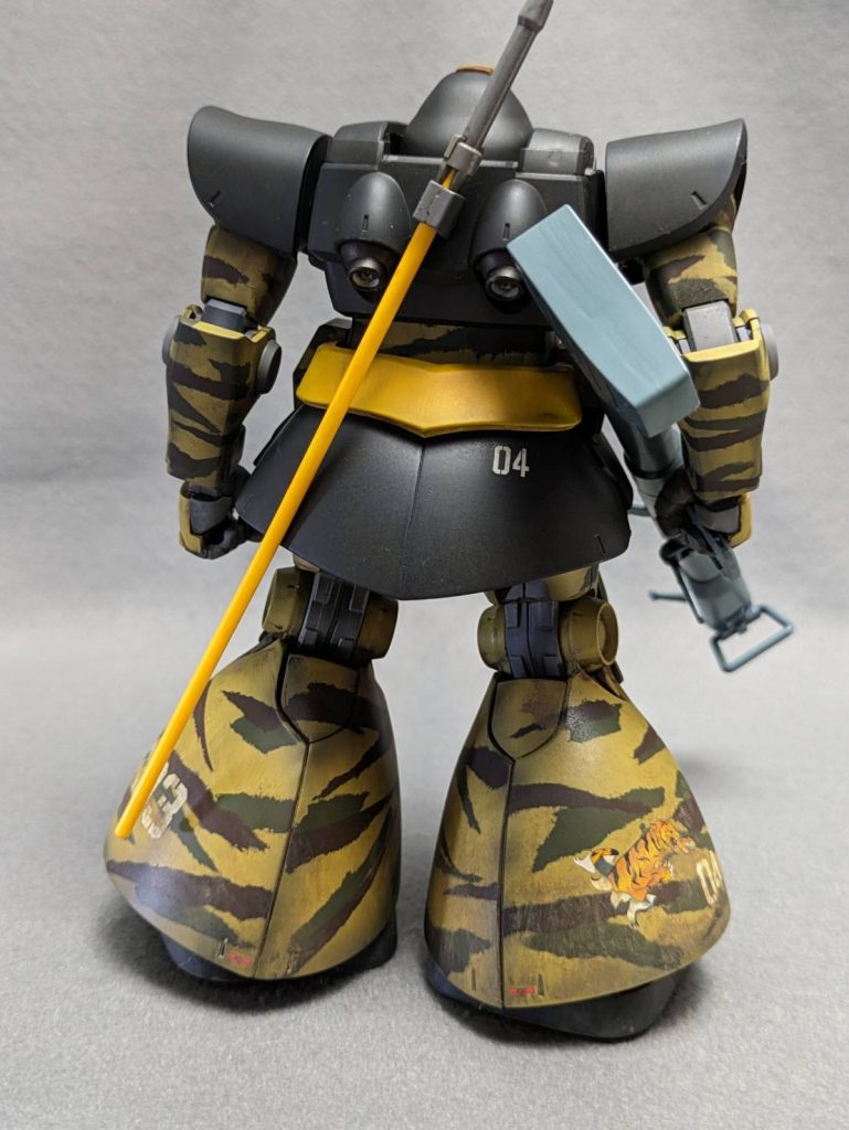 当時、数の上で連邦軍に劣るジオン軍は、オデッサにおいて正面陣地で連邦軍の主攻を受けとめ、MSの機動力を活かしてその側・背面を攻撃しこれを撃滅する、所謂「機動防御」戦術を構想していた。 「オデッサ第三軍団」は、その要となるべく臨時編成された、MSを中心とした機動攻撃部隊であった。 本作のテーマは、ズバリ「虎」。 具体的には・タイガーストライプ迷彩・ドイツの「ティーガー戦車」準拠の迷彩色・そこかしこの「虎」デカール・極めつけの「シャークマウス」ならぬ「タイガーマウス」塗装 と、虎三昧。 尚、世間様では「虎の球団」が大活躍してたそうですが、モータースポーツ以外なーんも観戦しない勢からしたら、「あら偶然」の一言で終わる話だった。