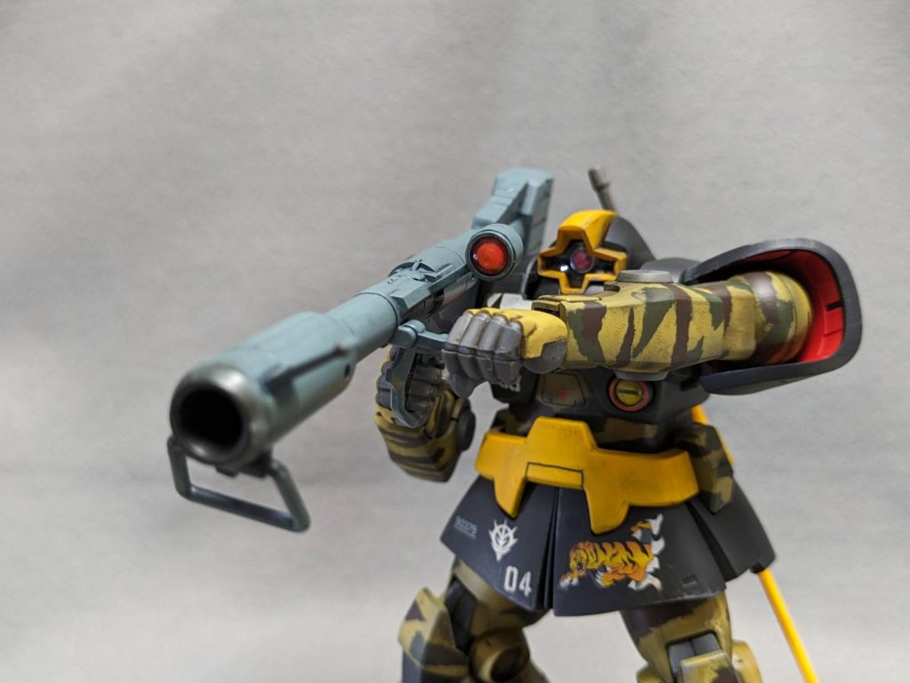 実際、本機を含めた「オデッサ第三軍団」による連邦軍主力部隊への背面攻撃は、連邦兵士を恐慌状態に陥れた。 想定されていなかった背後からの攻撃は、多くの兵士にとって悪夢以外の何ものでもなく、戦列を乱した61式戦車が味方の兵士を踏み潰す、などいう悲劇まで引き起こしたほどだった。 モノアイと、ジャイアント・バズのセンサーという、光物2種。 折角なので、それぞれ色も表現方法も変えてみる。 モノアイは、キットのものにラッカーで色付けした透明レジン。 バズーカの方は、キットのクリアパーツに、クリアレッド、クリオレンジを吹き付け。 実は、バズの裏には、偏光シールも忍ばせたんですが……接着剤の選択ミスで曇ってしまい、思惑果たせず……無念。