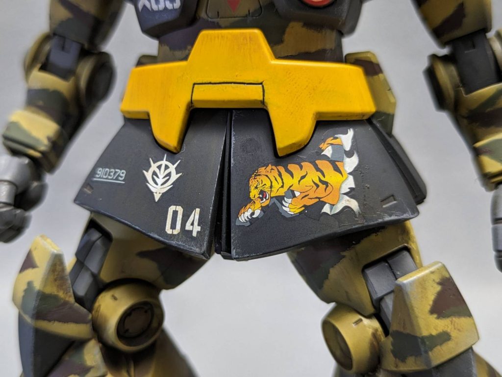 時速200kmの巡航速度を誇るドムは、連邦軍の側背面へ素早く回り込み攻撃を行うには最適の機体であった。 当時、初期生産型の配備がようやく始まったばかりであったにも関わらず、マ・クベ大佐の指示で、一部前線への配備を削ってまで、オデッサに集中投入された。 そも「虎」にしようと思い立ったきっかけが、このデカール。 T社の某ジェット戦闘機制作時にあまった、「タイガーミート演習参加機」のデカール。 中々細かい印刷で、このまま死蔵するのももったいない、と思い「これが似合う機体にしよう」と製作が始まりました。 ちなみに、左スカートの数列デカールも、同キットからの流用品。