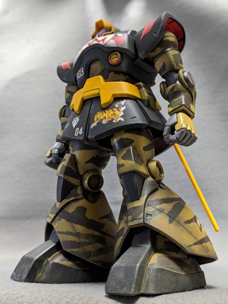 しかし、このような「オデッサの虎」の抵抗も、一時的なものにすぎなかった。 連邦軍の主攻に耐えかねたジオン軍正面陣地の崩壊と、後方に待機していた連邦軍別動隊の到着により、「オデッサ第三軍団」は逆包囲を受け、文字通り全滅に等しい損害を被った。 本機も、その激戦の中で撃破されたとされる。 しかし、一時的とはいえ、連邦軍を壊走寸前の恐慌状態にまで追い詰めた本機の活躍は、多くの連邦兵士にトラウマを植え付けた。 オデッサ作戦に参加した兵士には、以降、ドムの姿を見ただけで失神するものもあり、「本機が直接加害した兵士の数よりも、そのトラウマによって死に追いやった兵士の方が多い」との俗説まで存在する。 汚しは、足を中心に。しかし「新鋭機」という設定もあるので、上半身はアッサリと。 気分は完全に、「ティーガー戦車」。(エアモデルばっか作ってたくせに、出てくる発想がこれだよ……) 18メートルの巨人が、砂煙立てながら時速200キロオーバーで突っ込んでくるなんて、MSが普及してなかったオデッサ作戦当時の連邦兵士にとってこれ以上怖いモノなんかあるかい(断言)。 今後は、エアモデル製作のが中心になることはほぼ確定ですが、また気が向いたら投稿しようかと思いますので、その際には、またお付き合いいただければ幸いです。