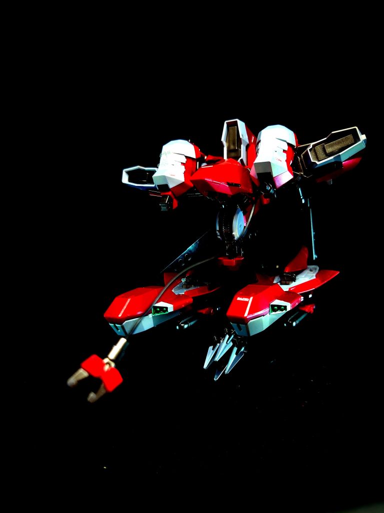 特殊機能 合体他の機体との合体が可能。合体した機体は水中用MSを意味する「アクア」の名称が冠される。腰に合体した際は水上、肩に合体した際は水中での運用に適するなど、合体時の装着部位によって運用領域が変化する。フリージーヤードカプセルに封入されたゲル状の物質。機体を包み込むことで機雷や爆雷を無効化する他、水流の抵抗を抑える目的でも使用