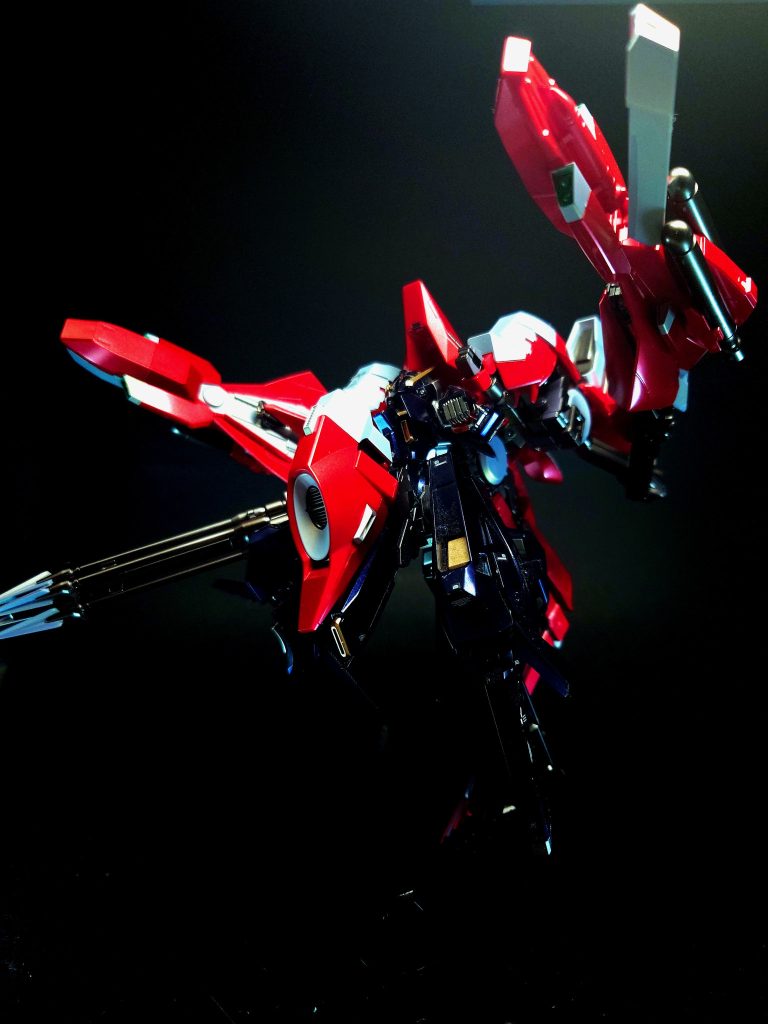 特殊機能 変形モビルアーマー形態に変形可能。アクアユニットはサブアームを使い装備位置を変更可能。フリージーヤードカプセルに封入されたゲル状の物質。機体を包み込むことで機雷や爆雷を無効化する他、水中航行時には水の抵抗を抑える目的でも使用される。