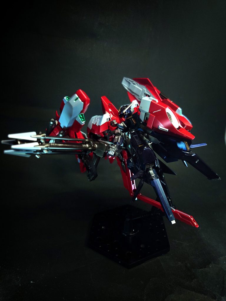 武装・必殺攻撃 コンポジット・シールド・ブースターシールド、ブースター、ロング・ビーム・ライフル、ヒート・ソード、クロー・アーム・ユニットといった機能を備えた複合兵装。ガンダムTR-6の主兵装。水中で運用できるようビームの収縮率を調整しており、ヒート・ソードも難なく使用することができる。