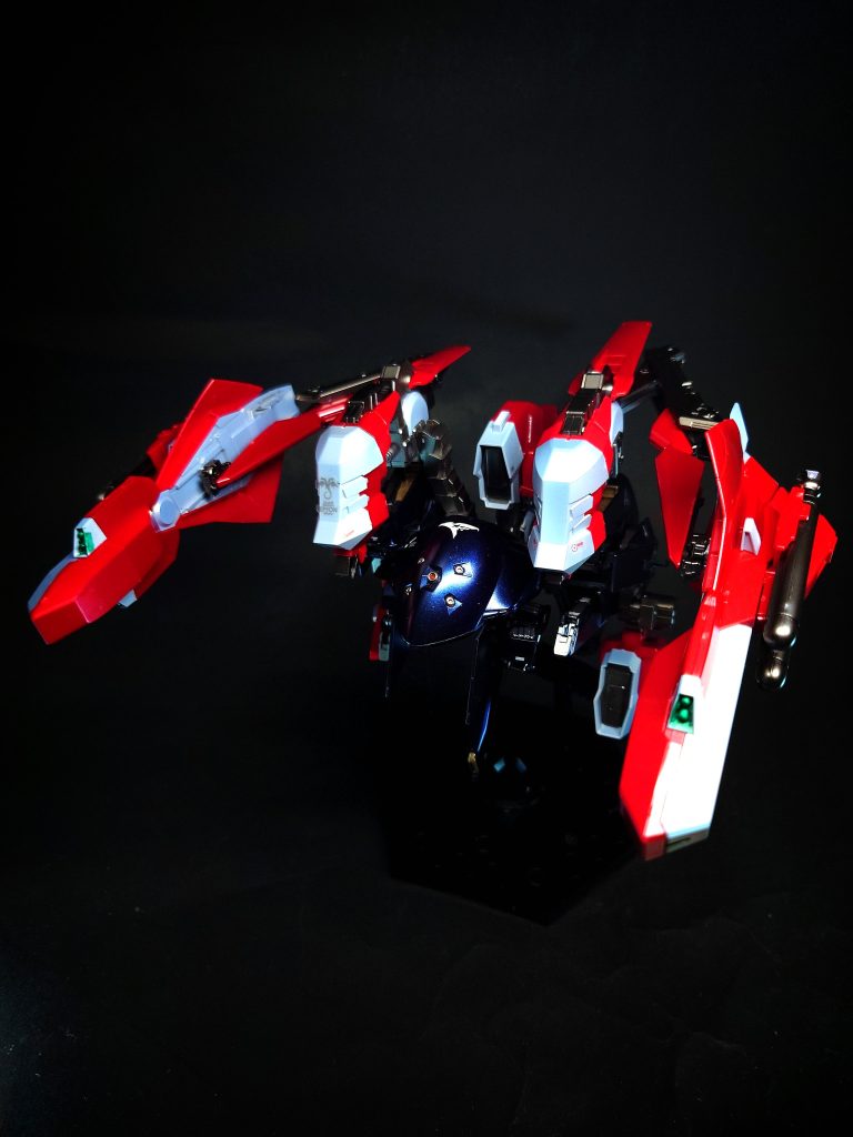 水中用シールド・ブースタードラムフレーム後方に装着したウインチ式サブアームを介して装着されたシールド・ブースターの水中戦仕様。前方部に水中発射式の大型巡航ミサイルと小型ミサイル、ハープーンガンを内蔵している。アクア・ユニットドラムフレームを介して両肩に装着された水中戦用ユニット。前方部に4連装マイクロ・ミサイルとハンド・アンカーを装備したポッドを搭載している。