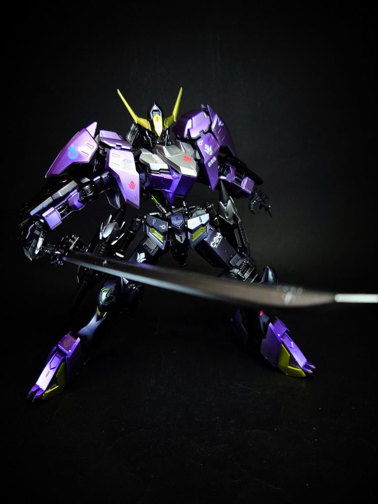 同フレームの機体の中でもバルバトスは汎用性を重視した調整がされており、各種兵装への換装を行う事であらゆる環境に適応出来る可能性を秘めていた。高出力、高機動によるパイロットへの高い負荷は、リアクター内で真空素子が相転移した際に発生するエイハブ粒子を用いたイナーシャルコントロールで軽減される。厄祭戦から約300年後、マルバ・アーケイによって火星の砂漠で発見され、エイハブ・リアクターが稼働状態にあった事から、長くCGS本部施設の動力源として活用されていたが、ギャラルホルンの襲撃時に三日月・オーガスが乗り込み、以後鉄華団の旗印としてその力を振るった。当初は肩の装甲などが失われていたが、その後改修を重ねるごとに様々な形状の装甲が取り付けられ、随時改修が加えられていった。