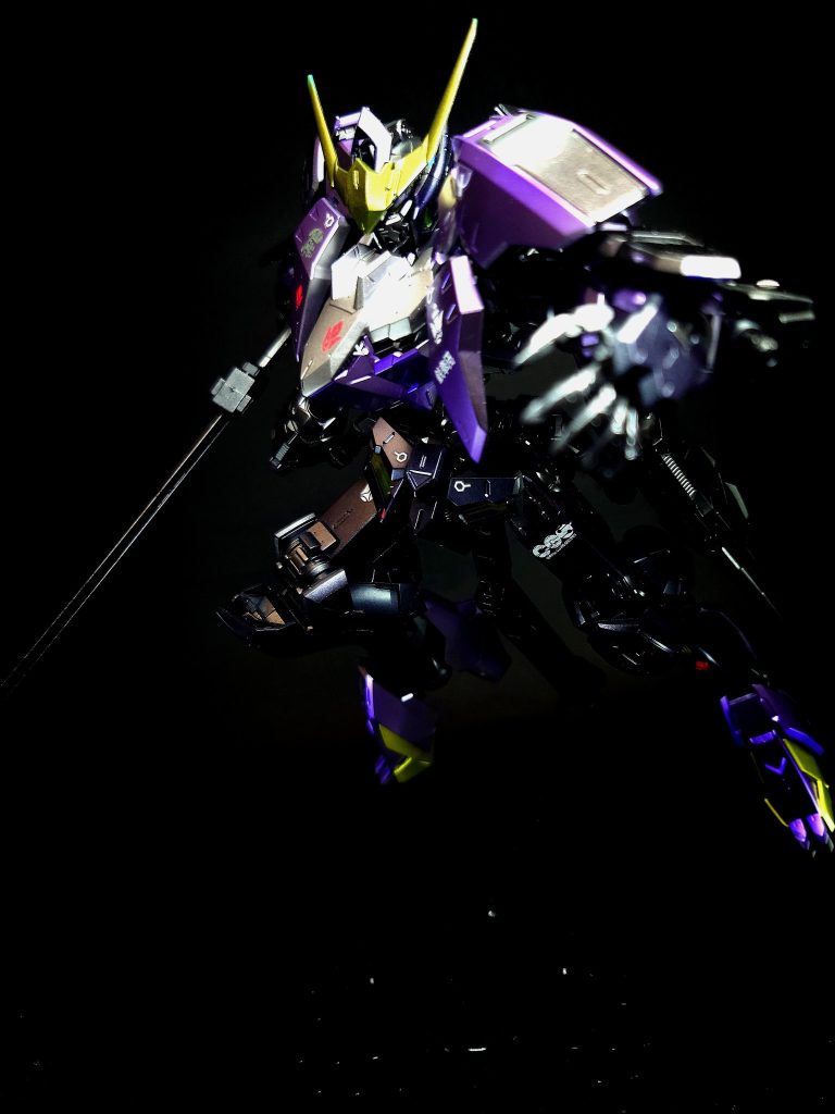 第6形態長期戦に備え、瞬発的な機動力と引き換えに無補給での長時間戦闘に堪え得る目的で換装が施されている。胸部に高強度の追加装甲を取り付けて集中攻撃を受けやすいコクピットブロックを防護し、両肩部にはグレイズリッターから鹵獲した装甲を装備している。両腰部には地上用に出力調整されたスラスターが追加され、燃費も向上している。