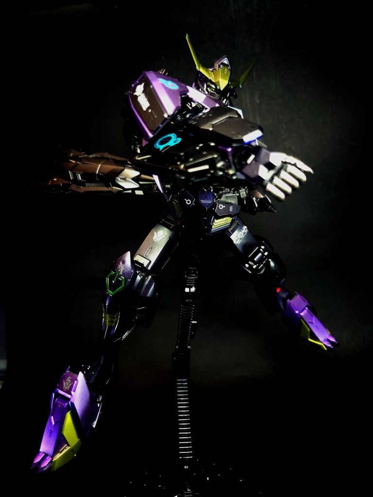特殊機能ナノラミネートアーマーエイハブ・リアクターから発せられるエイハブ・ウェーブに反応して硬化する性質を持つ特殊な塗料を塗布した装甲。物理・光学兵器双方に高い防御力を誇る。阿頼耶識システムナノマシンを介してパイロットの脳神経と機体のコンピュータを繋げる有機操縦デバイスシステム。バルバトスはモビルワーカーの物を転用していたが、MWとMSとで情報量が異なり、脳への負担も大きかった。第4形態に換装された際、三日月に特化した調整が施される事になる。