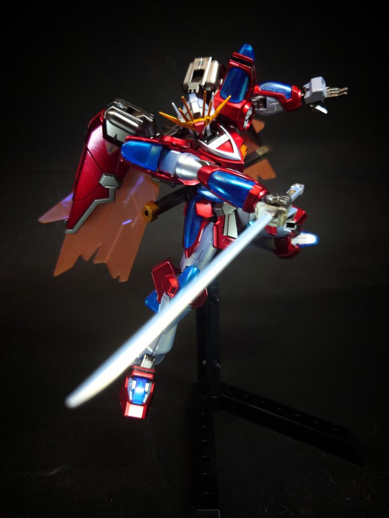 バックパックには、過去に対戦した中老ファイターが駆る漆黒のガンプラから着想を得た翼状の姿勢制御ユニット「ウイングバーニング」を装着。