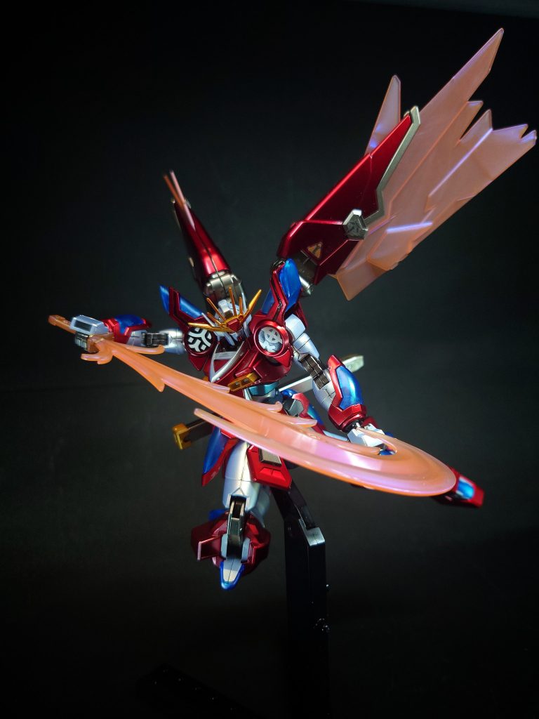 改修前から装備している腰の太刀は、セカイがガンプラを知るきっかけになった仲間たちへの思いを込めて「三輝一文字」（さんきいちもんじ）と命名された。