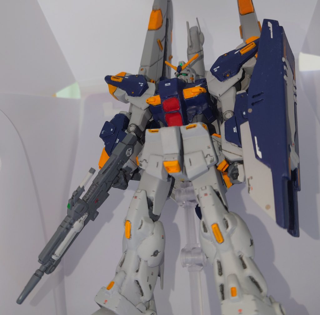 素体は当初アレックスを使用して改造スタートしましたが、肘関節や脛など絵と違いが大きいためνガンダムが一番近いと感じて素体を変更し、頭身を調整。頭部はアレックスを使用、その他胴体等はプラバンとパテスクラッチでそれっぽくしてみました。