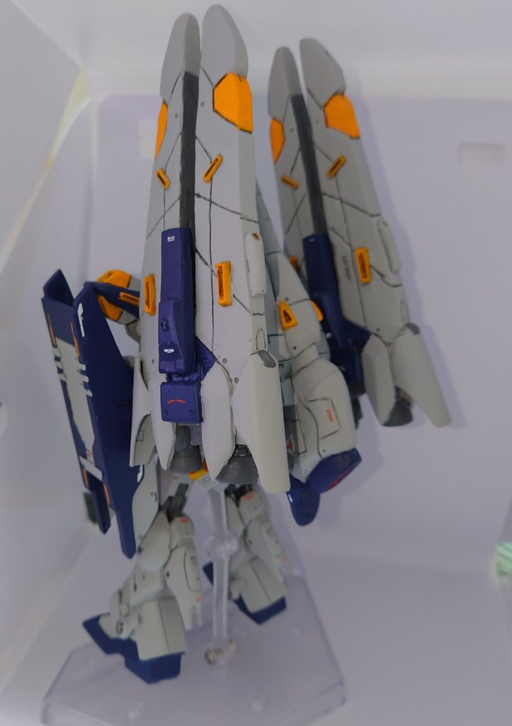 有線式大型ビットはνガンダムファンネルとオーライザーのパーツを軸にして加工、その他ジャンクパーツや、パテ整形、プラバンで形を調整してみました。バックショットが元絵では良くわかりくかったので適当な感じです