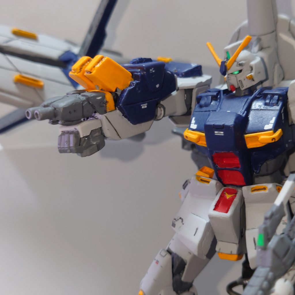 腕のビームランチャーは差し替えでなんとなく再現、ライフル、盾もなんとなくプラバンやジャンクパーツで作成してみました。