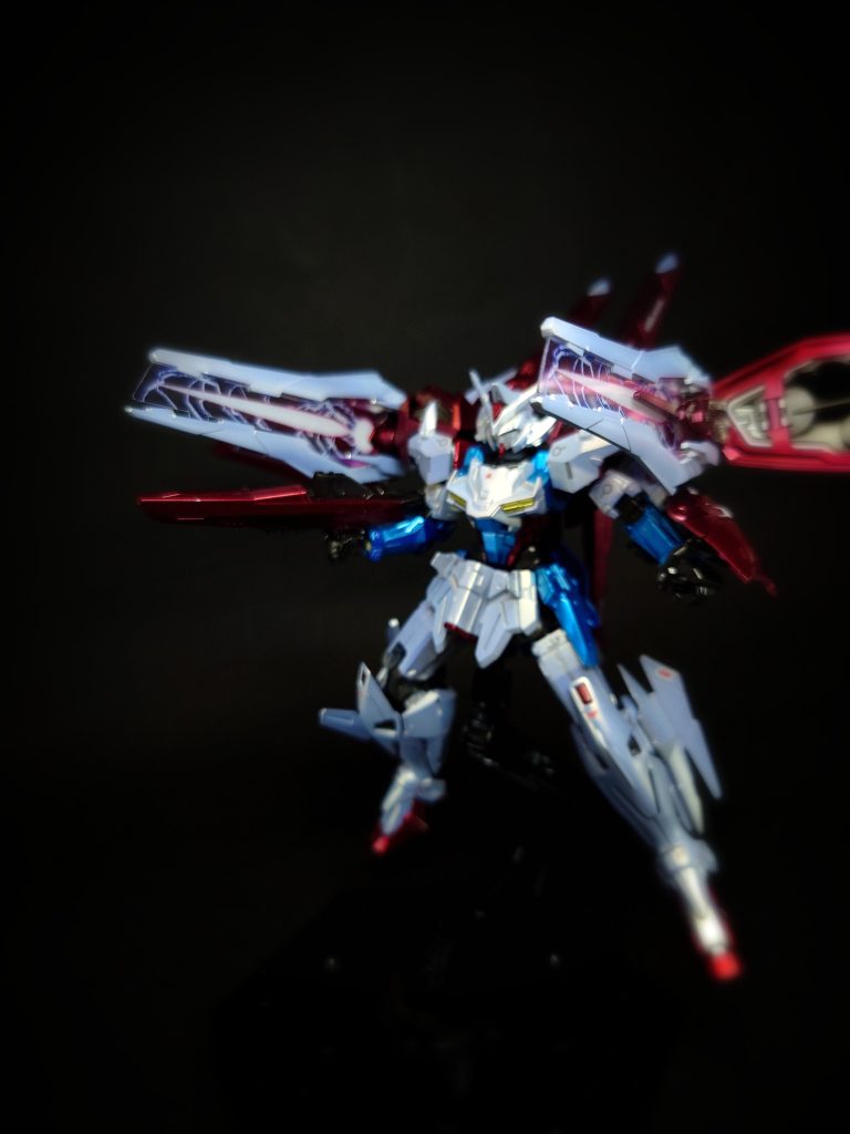 スラストビームキャノンリアクターユニットに搭載されているリアクター直結式の高出力ビーム砲。ビームは拡散・収束の選択が可能。バインダー内部のスラストシザースというハサミ状の超電導レールユニットにより、エネルギーを通常の1.2〜1.7倍の出力で加速させることも可能である。また、砲門は通常時スラスターノズルとして機能しており、この出力もスラストシザースにより向上させることが可能。