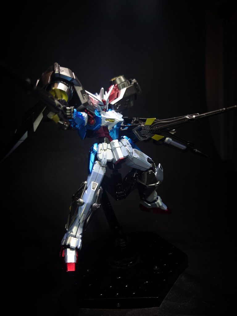 武装・必殺攻撃 アクセラレートライフルOZが開発した試作型ビームライフル。電磁コンデンサーが内蔵されており、モード変換によって溜め撃ちが可能。非使用時にはシールド裏にマウント可能。ビームソードバックパックに2基装備されている近接武装。通常のビームサーベルに比べ高出力。G-UNITシールド携行式のガンダニュウム合金製シールド。ハニカム構造で、EMフィールド発生装置が内蔵されている。