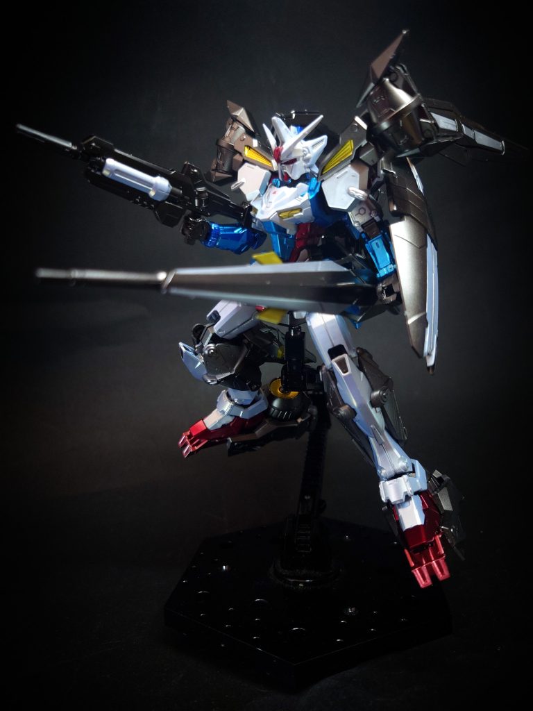 胸部には物質が空間に及ぼすわずかな歪みを増幅してモニターに投影する質量感応型索敵システムが搭載されている他、機体速度を高めるPXシステムが搭載されている。当初はリーオーのコックピットをベースとした物で、システムに対応したヘッドレストが設置されていた。後にシステムに対応した新型シートに換装されている。