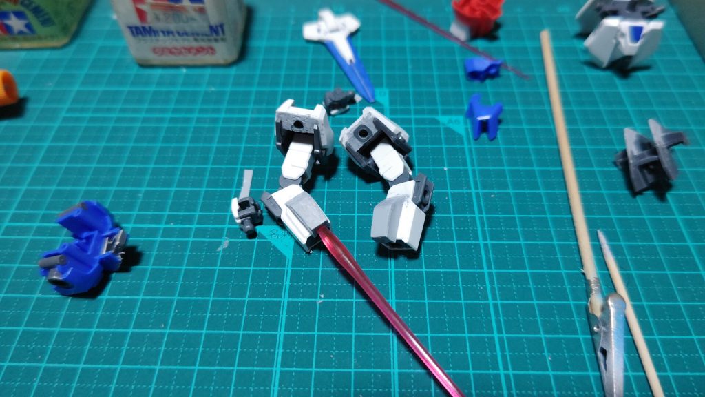 腕にサーベルつけて、肩に3ミリ穴を埋め込んだくらいです基本はミキシングですあと前腕部は接着してないので用意すればノーマルストライクの腕にもできます