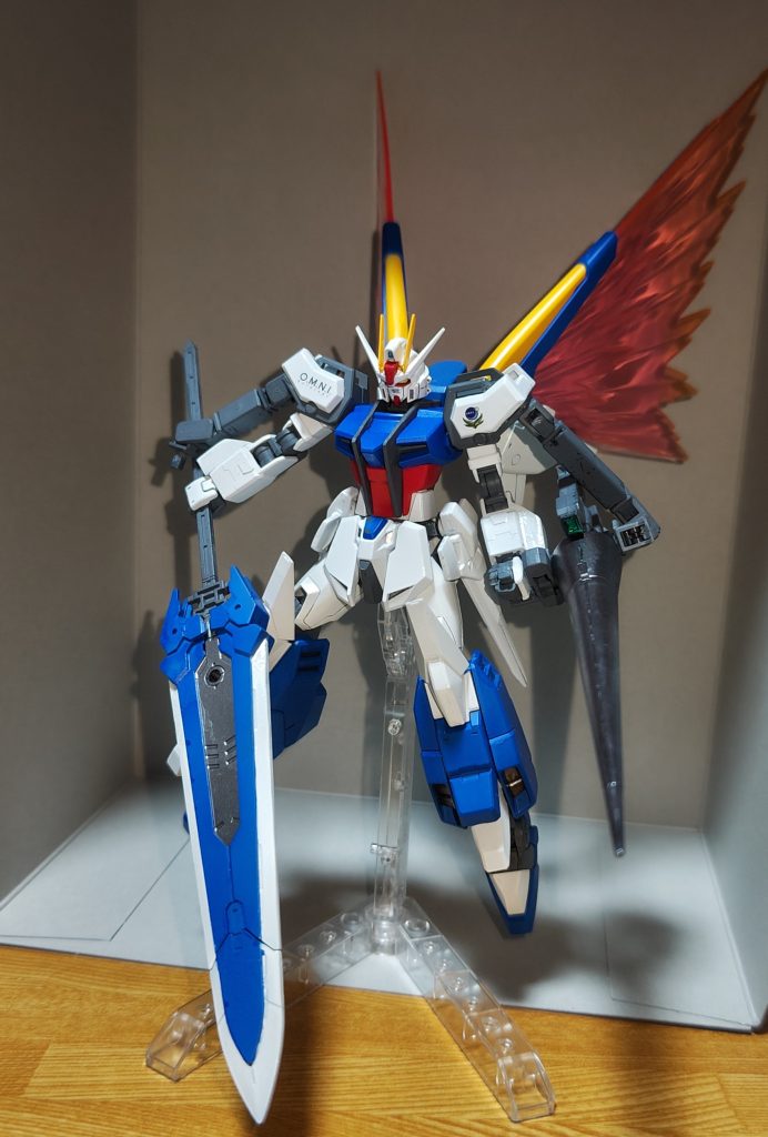 この大剣はフェイズシフトブレード高硬度の大剣を光の翼の速度で叩きつける脳筋仕様です左肩は銃槍一体型のショットランサーです