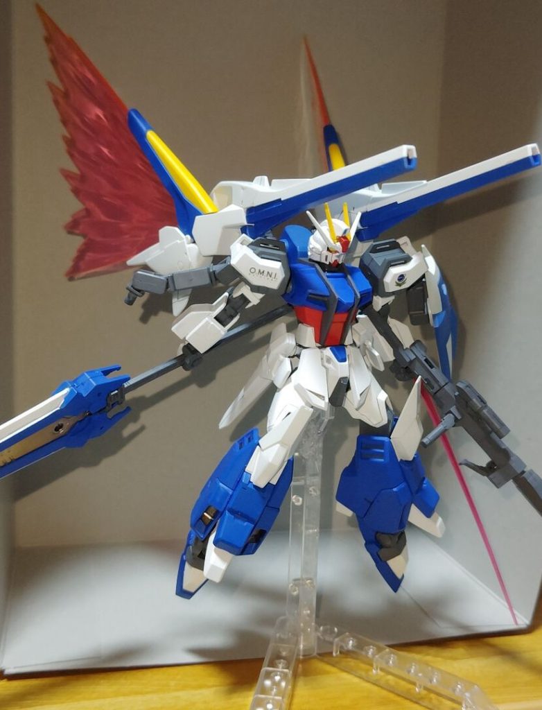 肩のアームはパワードアームズパワーダーなので基本何でもつきます光の翼は換装でバスターパーツ付きにできます腕にはビームバルカン兼サーベルがついてます