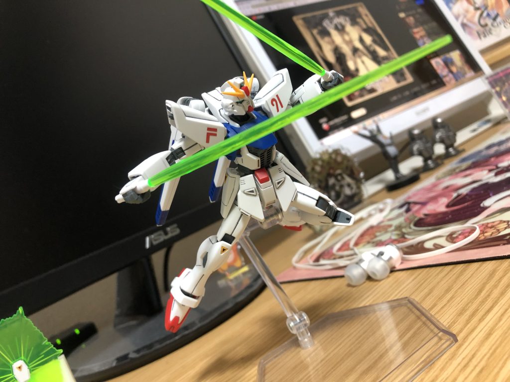 サーベルを構えて。作中のぐるぐる回してるようなイメージで、保持力も申し分なくガシガシ遊べていいですねー！